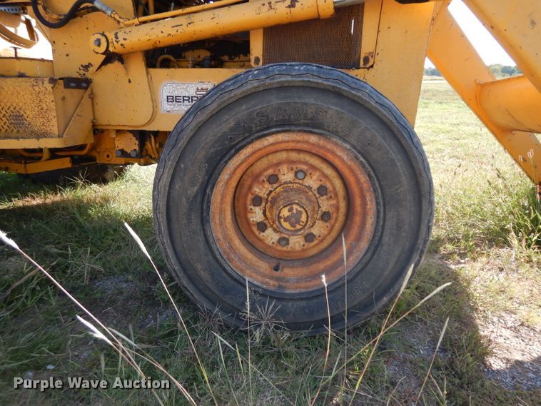 image for item HN9297 International 260A  tractor