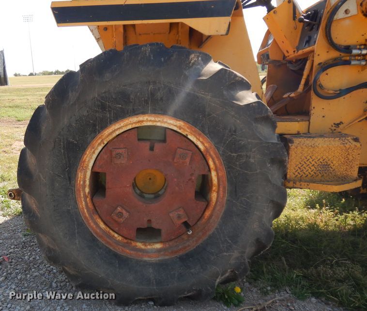 image for item HN9297 International 260A  tractor