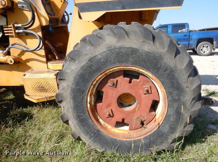 image for item HN9297 International 260A  tractor