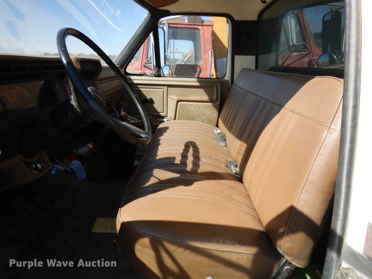 image for item HN9334 1987 Ford F800  dump truck