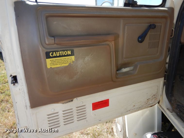 image for item HN9334 1987 Ford F800  dump truck