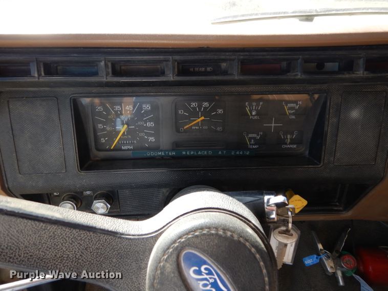 image for item HN9334 1987 Ford F800  dump truck