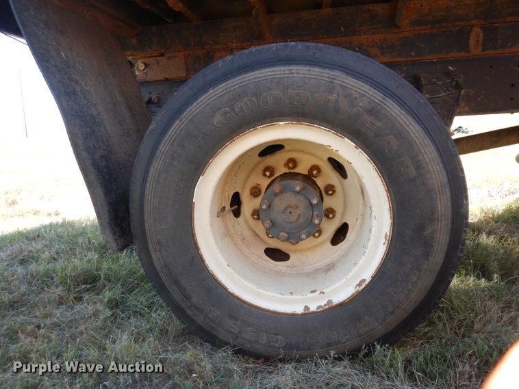 image for item HN9334 1987 Ford F800  dump truck