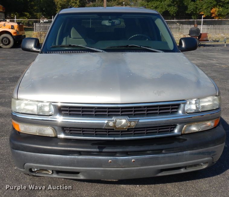 image for item HN9362 2004 Chevrolet Suburban 1500  SUV