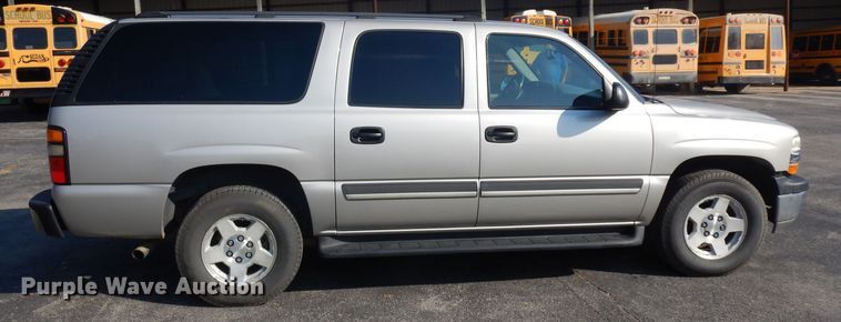 image for item HN9362 2004 Chevrolet Suburban 1500  SUV