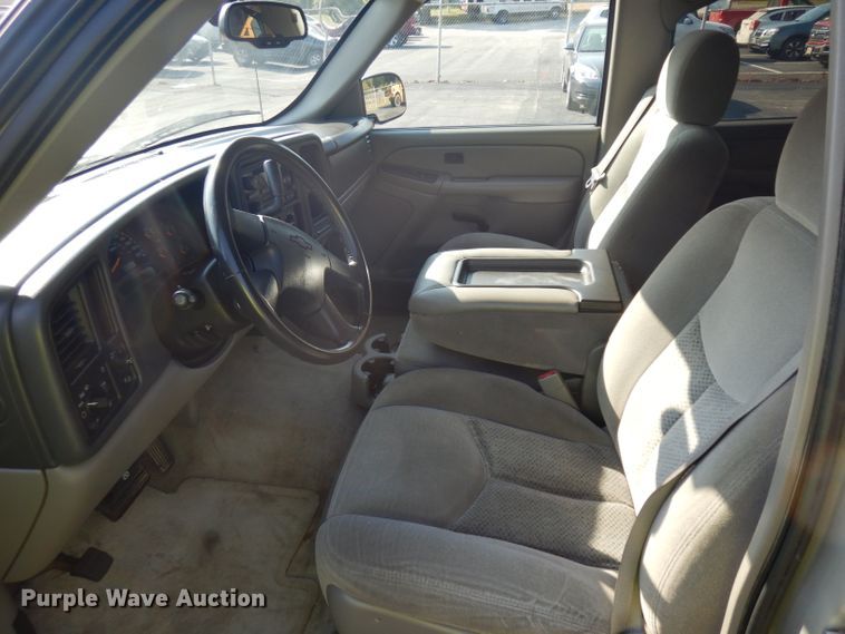 image for item HN9362 2004 Chevrolet Suburban 1500  SUV