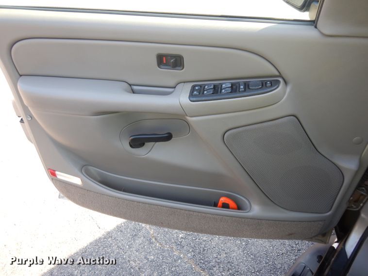 image for item HN9362 2004 Chevrolet Suburban 1500  SUV