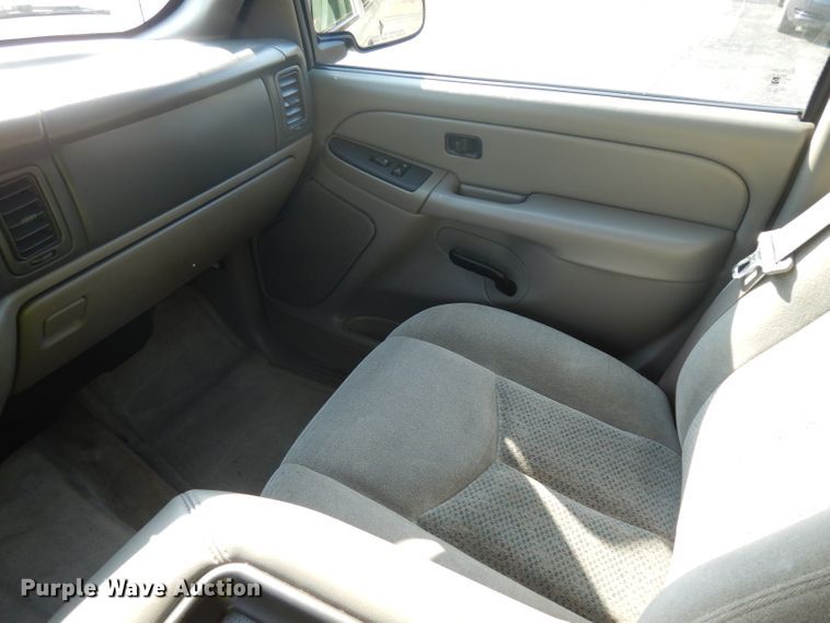 image for item HN9362 2004 Chevrolet Suburban 1500  SUV