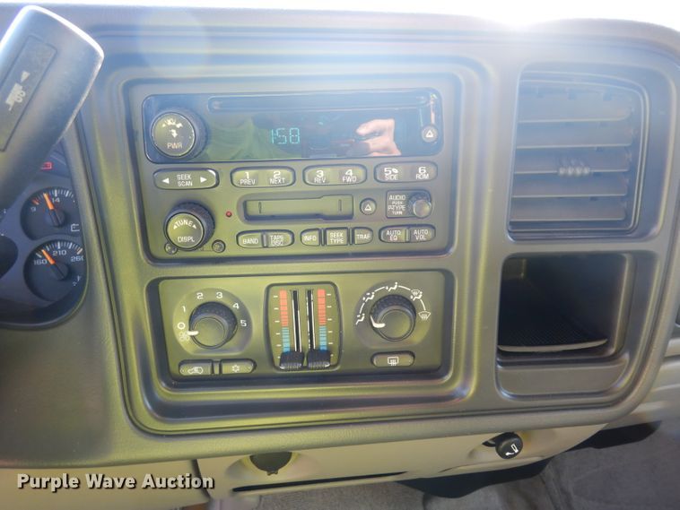 image for item HN9362 2004 Chevrolet Suburban 1500  SUV