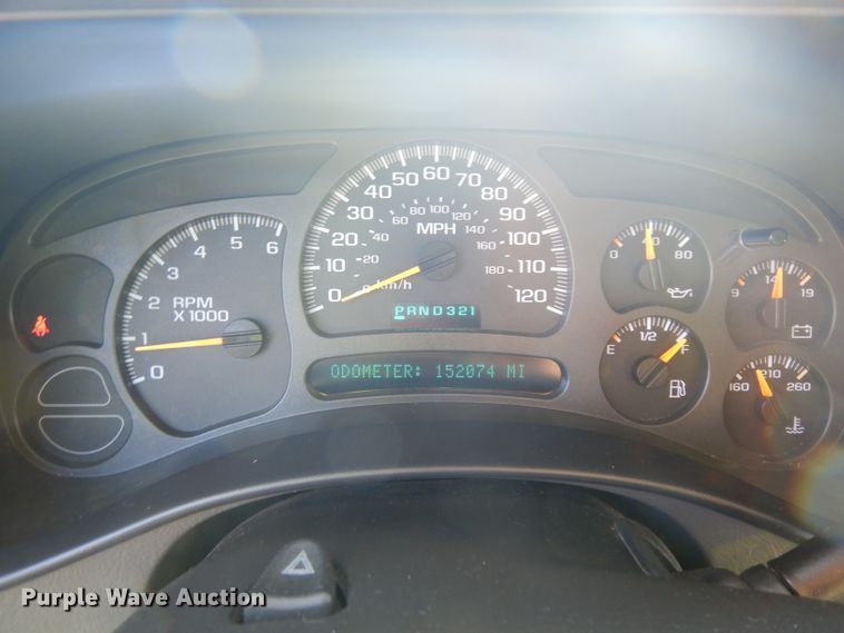 image for item HN9362 2004 Chevrolet Suburban 1500  SUV