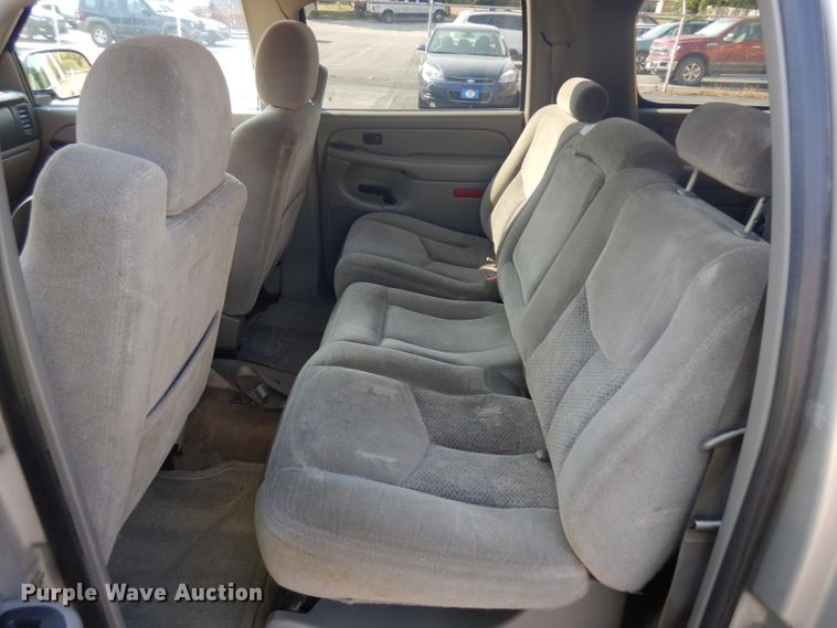 image for item HN9362 2004 Chevrolet Suburban 1500  SUV