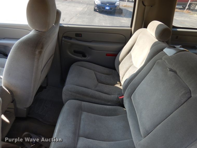 image for item HN9362 2004 Chevrolet Suburban 1500  SUV