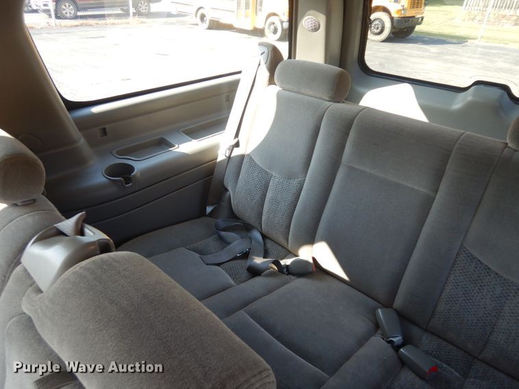 image for item HN9362 2004 Chevrolet Suburban 1500  SUV