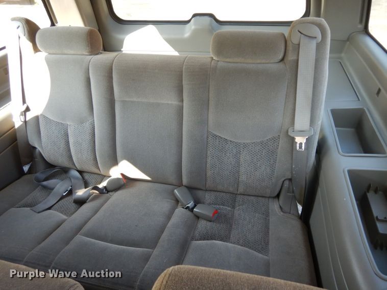 image for item HN9362 2004 Chevrolet Suburban 1500  SUV