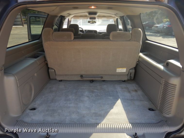 image for item HN9362 2004 Chevrolet Suburban 1500  SUV