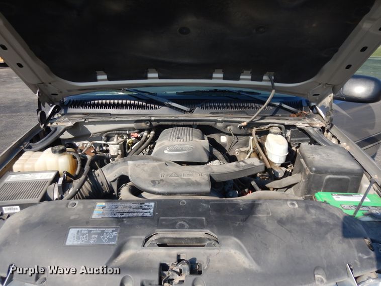 image for item HN9362 2004 Chevrolet Suburban 1500  SUV