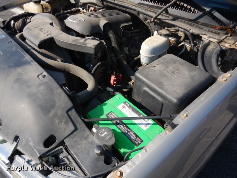 image for item HN9362 2004 Chevrolet Suburban 1500  SUV