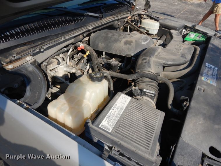 image for item HN9362 2004 Chevrolet Suburban 1500  SUV