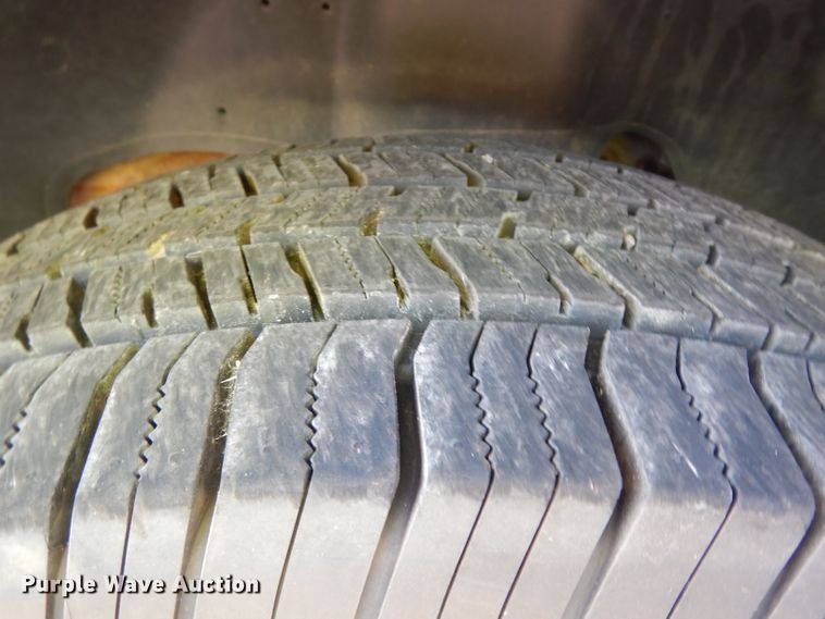 image for item HN9362 2004 Chevrolet Suburban 1500  SUV