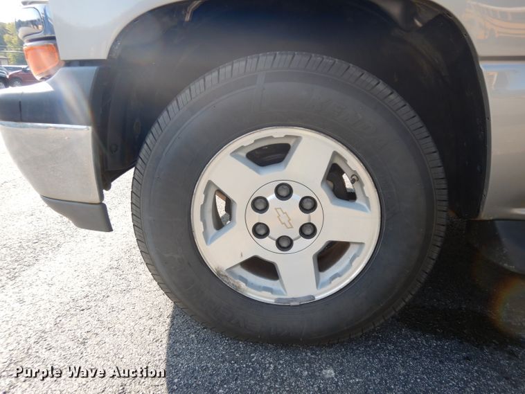 image for item HN9362 2004 Chevrolet Suburban 1500  SUV