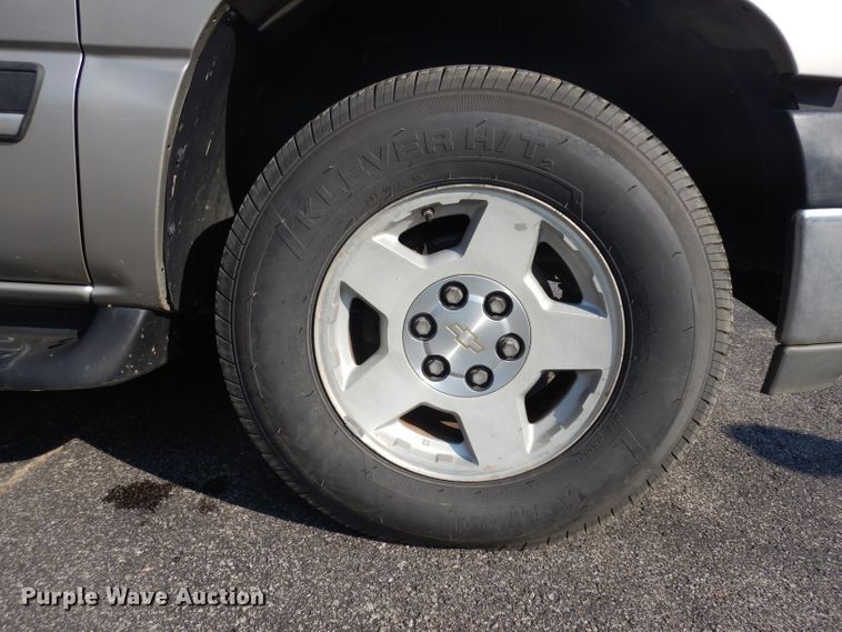 image for item HN9362 2004 Chevrolet Suburban 1500  SUV