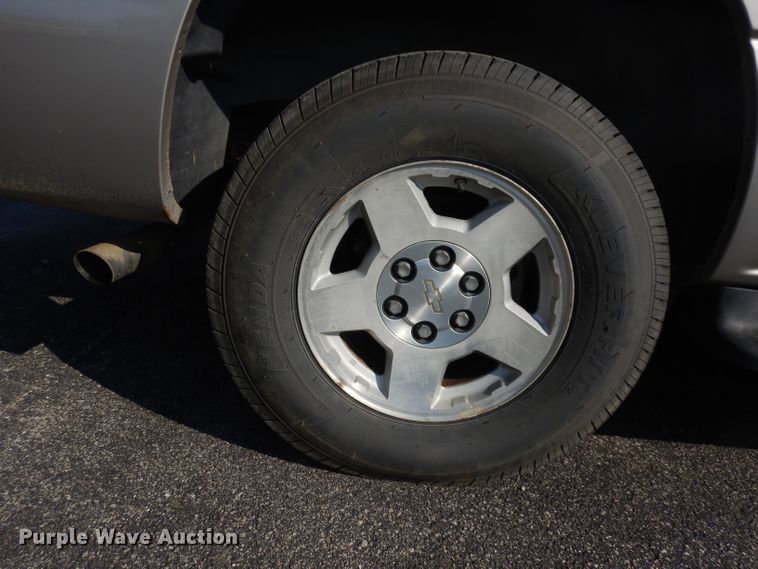 image for item HN9362 2004 Chevrolet Suburban 1500  SUV