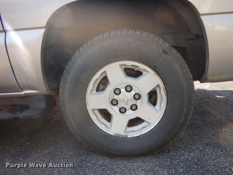 image for item HN9362 2004 Chevrolet Suburban 1500  SUV