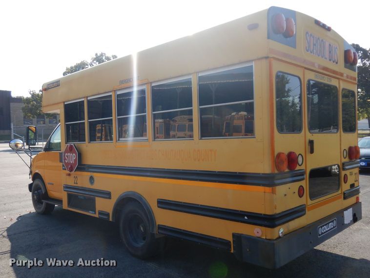 image for item HN9363 2002 Chevrolet Express G3500  school bus