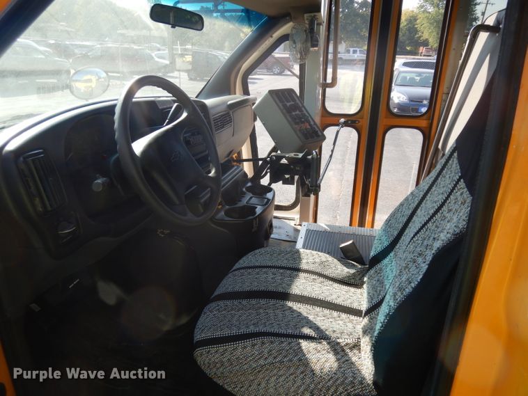 image for item HN9363 2002 Chevrolet Express G3500  school bus
