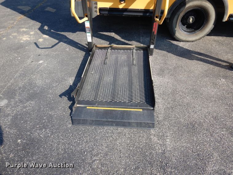 image for item HN9363 2002 Chevrolet Express G3500  school bus