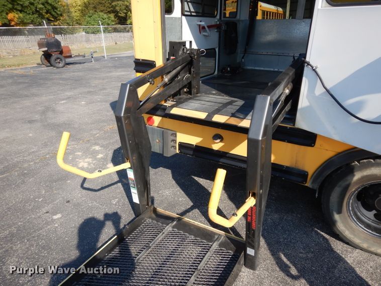image for item HN9363 2002 Chevrolet Express G3500  school bus