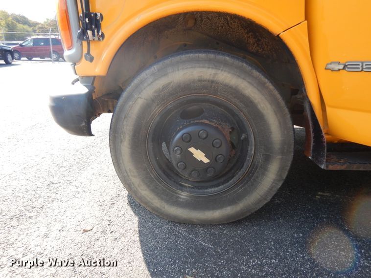 image for item HN9363 2002 Chevrolet Express G3500  school bus