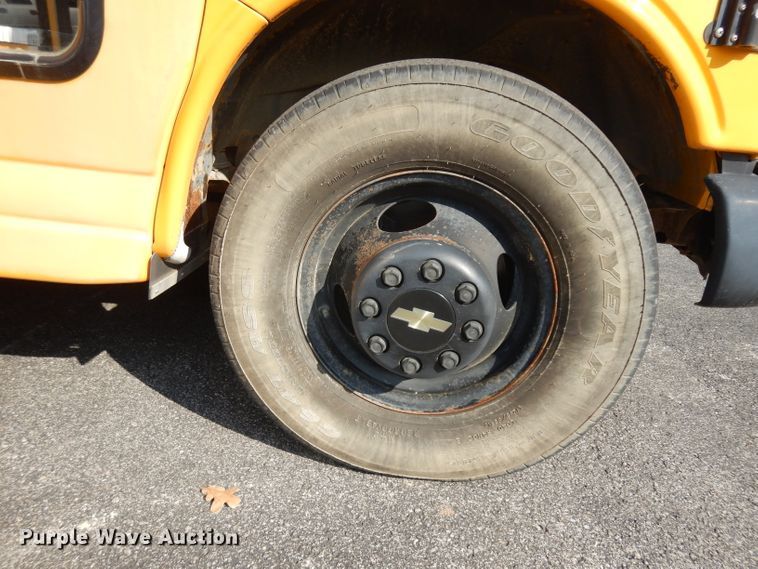 image for item HN9363 2002 Chevrolet Express G3500  school bus