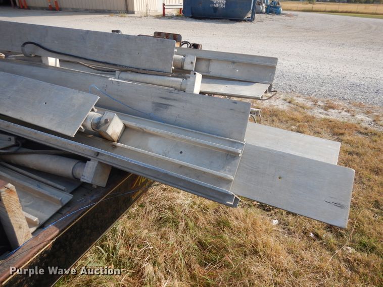 image for item HN9383 Approximately 11 Speed Shore concrete shoring jacks