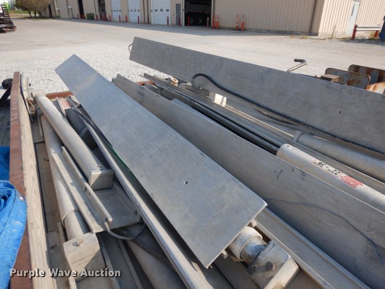 image for item HN9383 Approximately 11 Speed Shore concrete shoring jacks