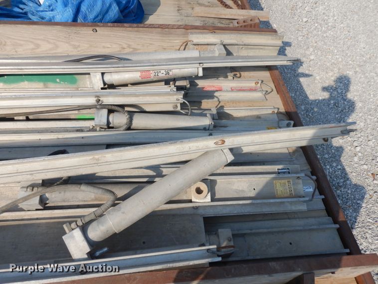 image for item HN9383 Approximately 11 Speed Shore concrete shoring jacks