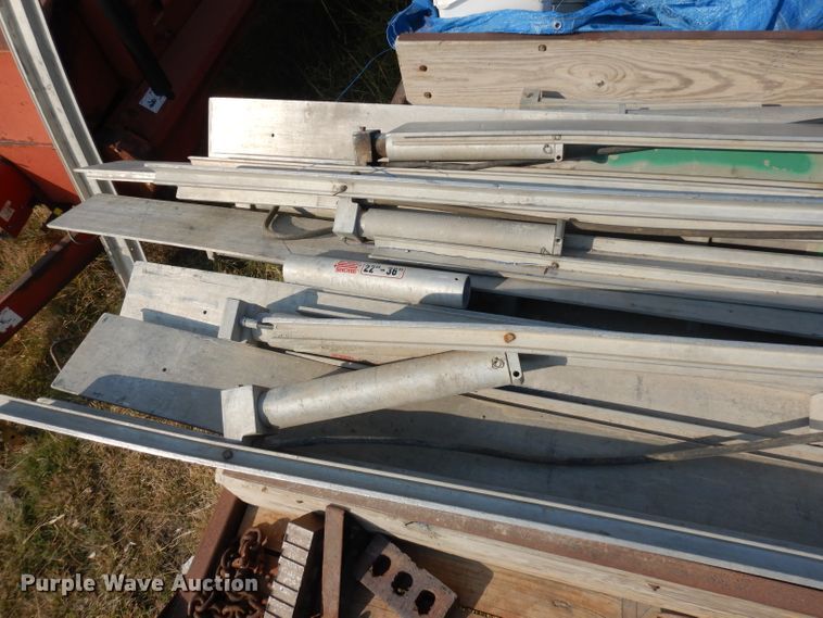 image for item HN9383 Approximately 11 Speed Shore concrete shoring jacks