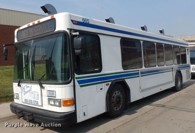 image for item HN9384 2001 Gillig G27B102N4  shuttle bus