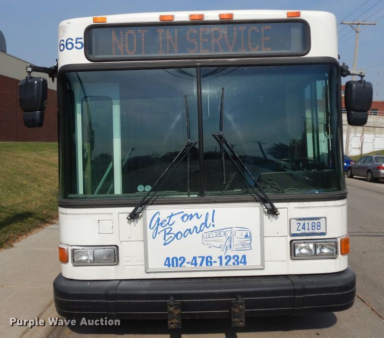 image for item HN9384 2001 Gillig G27B102N4  shuttle bus