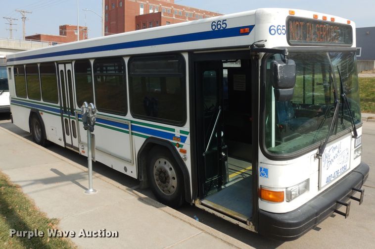 image for item HN9384 2001 Gillig G27B102N4  shuttle bus