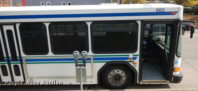 image for item HN9384 2001 Gillig G27B102N4  shuttle bus