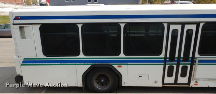 image for item HN9384 2001 Gillig G27B102N4  shuttle bus