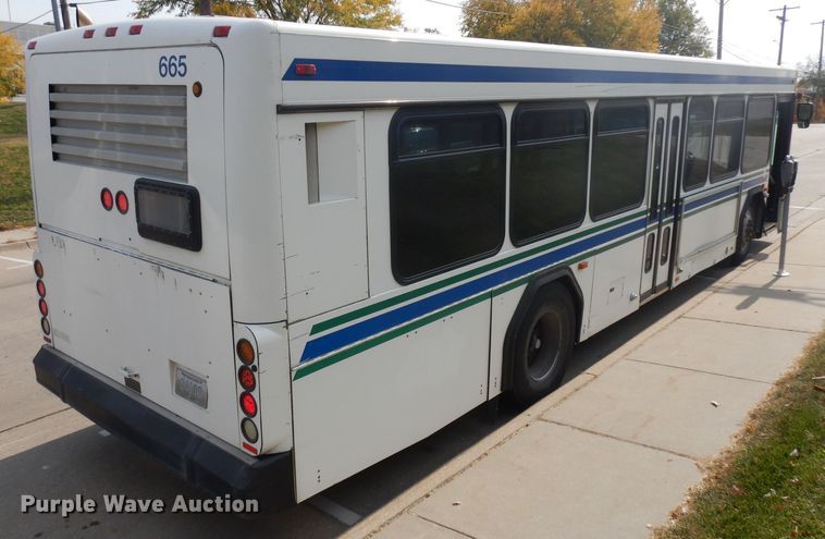 image for item HN9384 2001 Gillig G27B102N4  shuttle bus