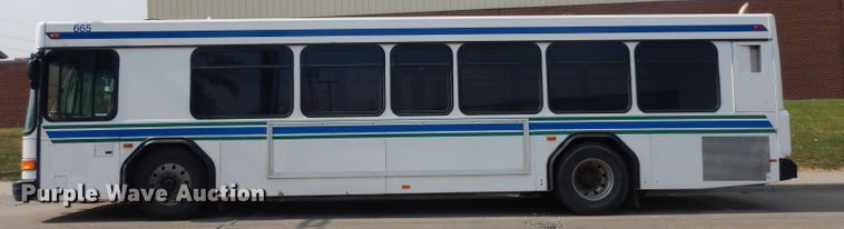 image for item HN9384 2001 Gillig G27B102N4  shuttle bus
