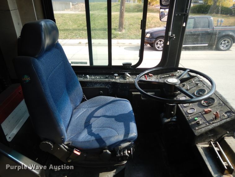 image for item HN9384 2001 Gillig G27B102N4  shuttle bus
