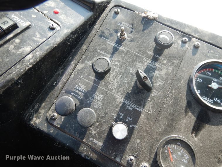 image for item HN9384 2001 Gillig G27B102N4  shuttle bus