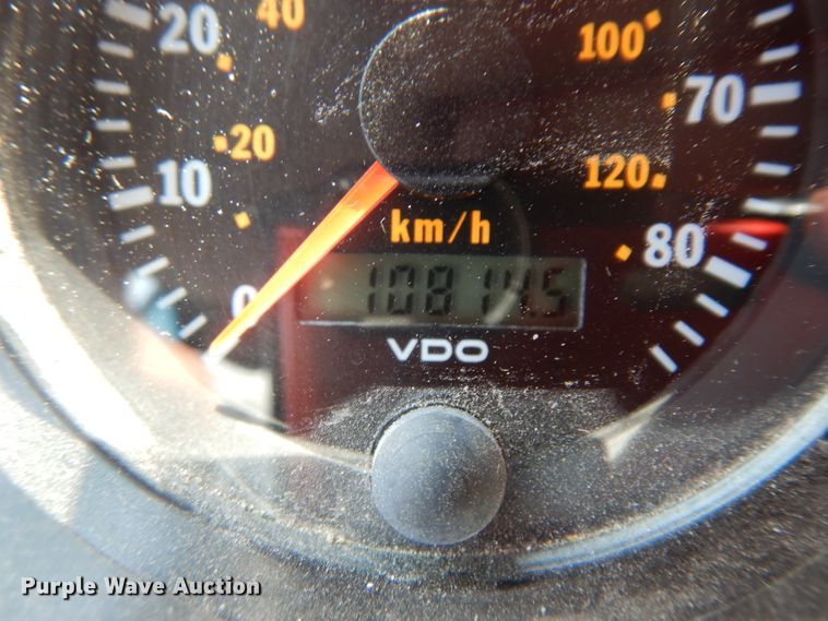 image for item HN9384 2001 Gillig G27B102N4  shuttle bus