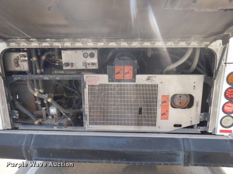 image for item HN9384 2001 Gillig G27B102N4  shuttle bus