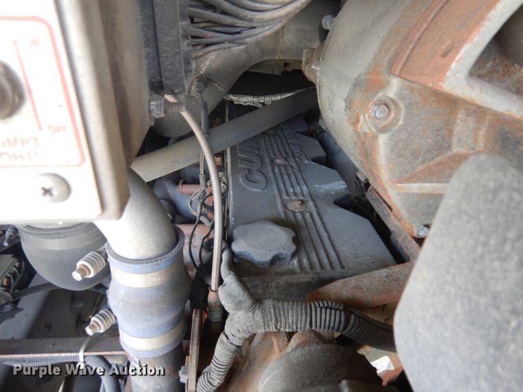 image for item HN9384 2001 Gillig G27B102N4  shuttle bus