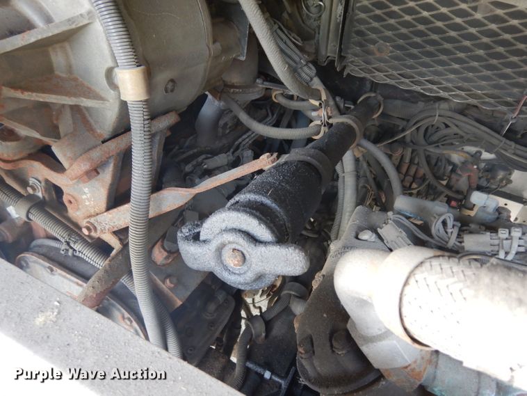 image for item HN9384 2001 Gillig G27B102N4  shuttle bus